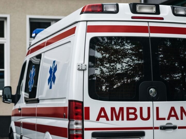 Wypadek na budowie w Elblągu: mężczyzna z poważnym urazem nogi w szpitalu