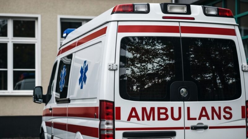 Wypadek na budowie w Elblągu: mężczyzna z poważnym urazem nogi w szpitalu
