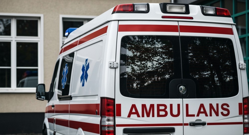 Wypadek na budowie w Elblągu: mężczyzna z poważnym urazem nogi w szpitalu