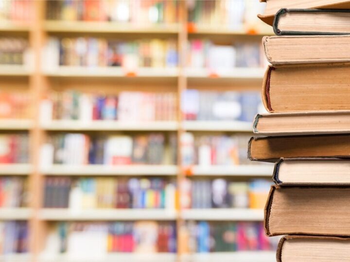 Czwartek z książkami – zmiany w godzinach otwarcia biblioteki!