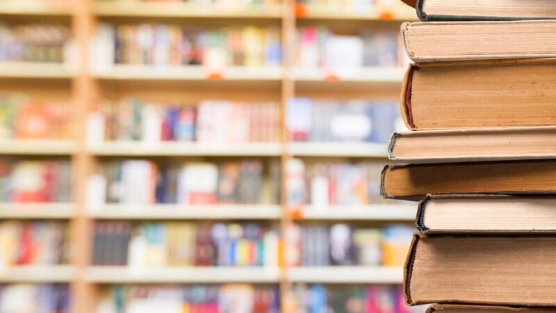 Czwartek z książkami – zmiany w godzinach otwarcia biblioteki!