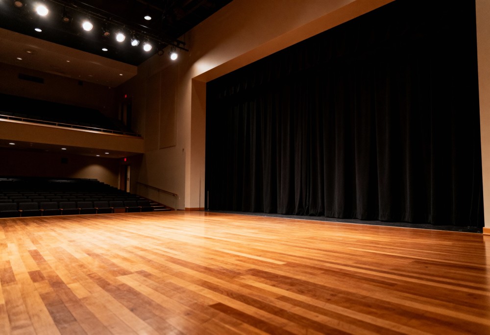 Teatralne emocje z gwiazdami na scenie!