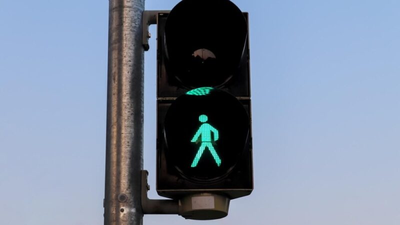 Dzielnicowi z Młynar uczą dzieci, jak bezpiecznie dotrzeć do szkoły