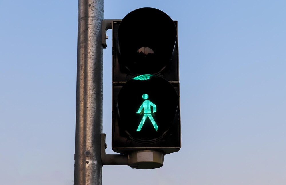 Dzielnicowi z Młynar uczą dzieci, jak bezpiecznie dotrzeć do szkoły