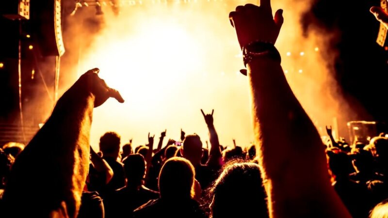 Surferzy Dzieciom: Emocjonujące Pożegnanie Lata na Fali