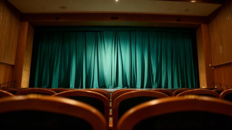 Teatr na październikowe wieczory: emocje i humor czekają!