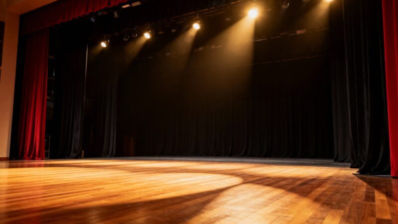 Teatr w październiku: Przesyłka z zaświatów czeka na Ciebie!