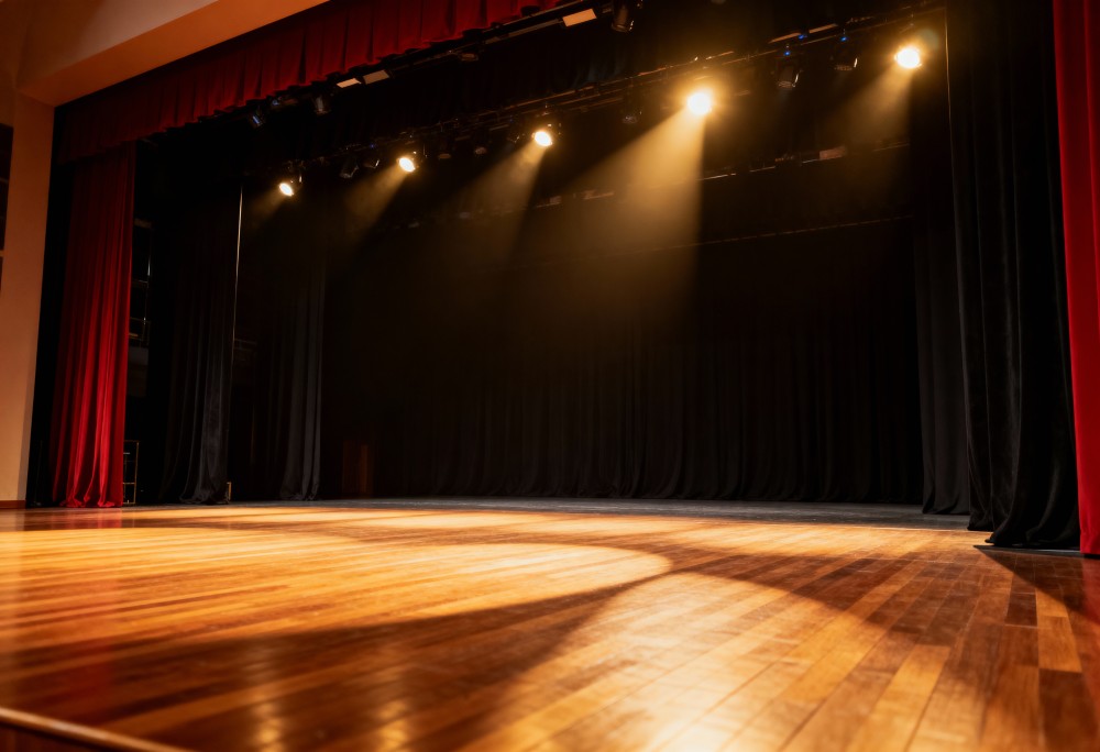 Teatr w październiku: Przesyłka z zaświatów czeka na Ciebie!