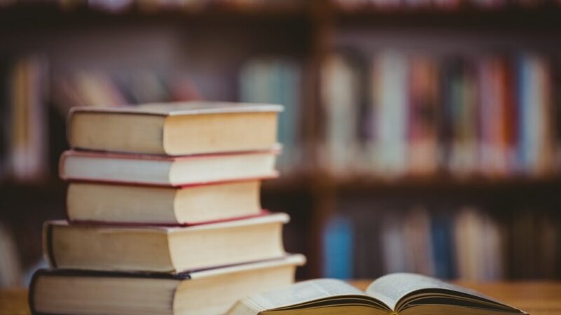 Marek Stokowski w Bibliotece Elbląskiej: Inspirujące spotkanie o „Świętym Leonardzie