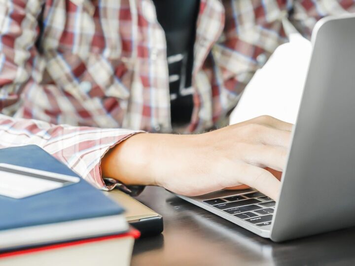 Tradycyjna zawodówka przechodzi do historii – szkoła branżowa online to hit tego roku!