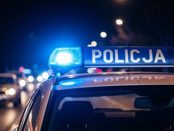 Niespodziewana interwencja: policja odkrywa marihuanę i poszukiwaną kobietę w jednym mieszkaniu