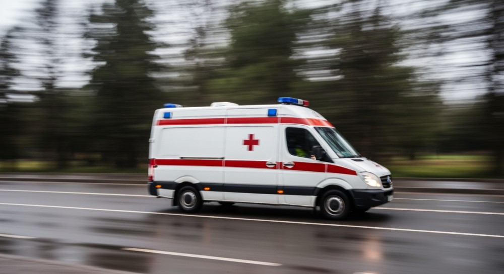 Okryła starszą kobietę na mrozie i wezwała pomoc. Prosty gest mógł uratować jej życie